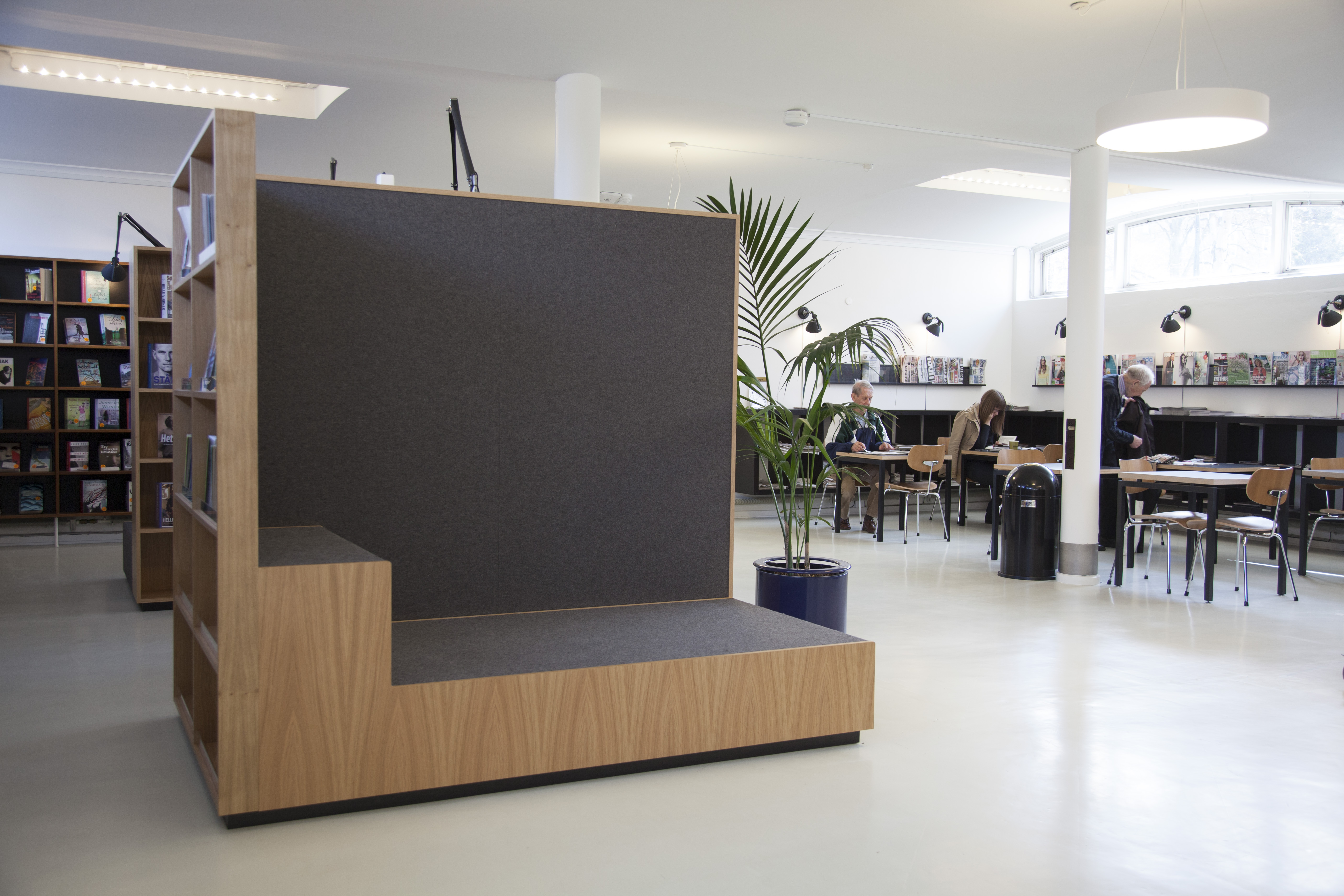 Grå Fraster filt på væg på bibliotek